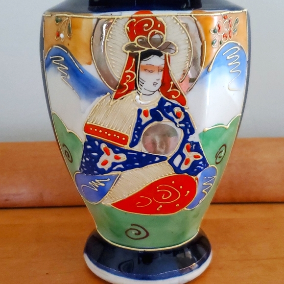 Beautiful Vase - Picture 2 of 5